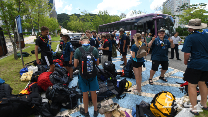 백석대학교에 입소한 잼버리 대회 참가 대원들. 계속해서 입소 차량이 도착할 예정이다.