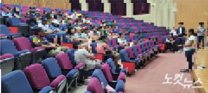 KBS인재개발원 내 강당에서 입소에 관한 설명을 듣고 있는 볼리비아 스카우트 대원들. 박창주 기자