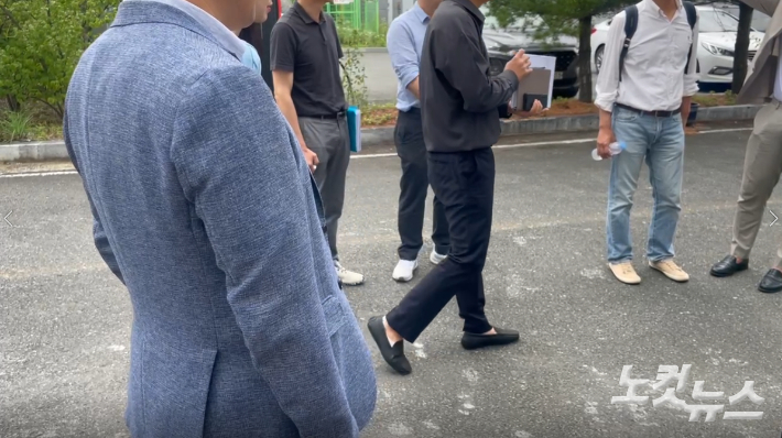 방산 비리 의혹을 받는 납품 업체 공장에 모인 국과연 등 관계자들. 김대한 기자