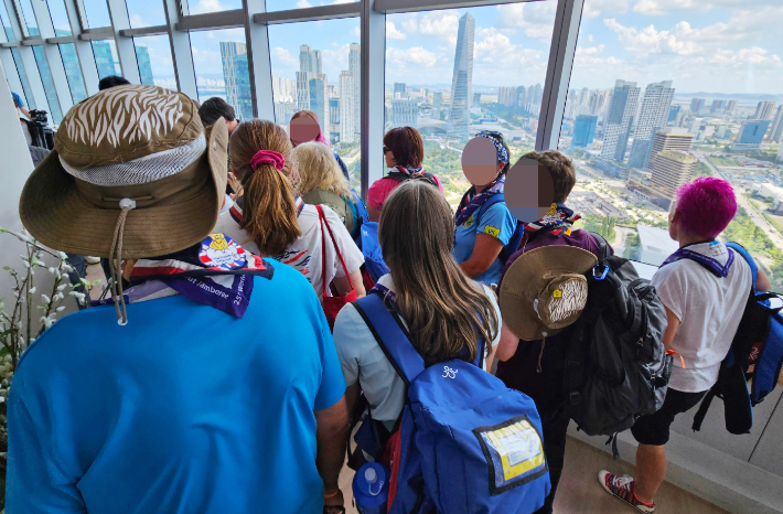 2023 새만금 세계 스카우트 잼버리에서 퇴영해 인천 호텔에서 머무는 영국 스카우트 대원들이 8일 오후 인천 송도국제도시 G타워 전망대에서 바깥 풍경을 보고 있다. 연합뉴스