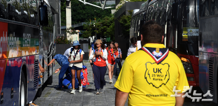 '2030 새만금 세계스카우트 잼버리'에 참가했지만 폭염으로 인해 조기 퇴영한 영국 스카우트 단원들이 5일 오후 서울 용산구 한 호텔에 도착하고 있다. 황진환 기자
