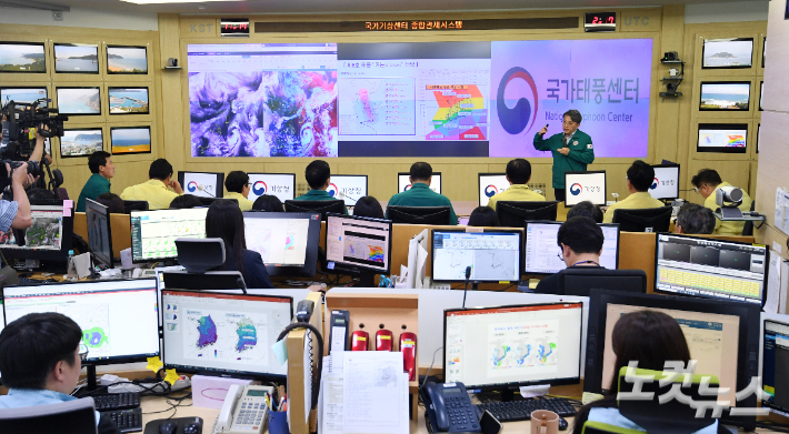 유희동 기상청장이 8일 오전 서울 동작구 기상청에서 제6호 태풍 카눈(KHANUN) 대비 현황 보고를 하고 있다. 윤창원 기자