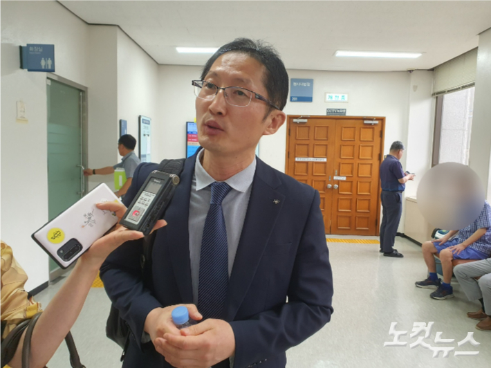 박준영 변호사가 재판 직후 법정 앞에서 언론과 인터뷰하고 있다. 고영호 기자