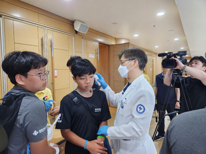 2023 세계 잼버리대회에 참가한 우리나라 대원이 8일 새에덴교회에 도착해 발열 체크를 하고 있다. (사진 = 새에덴교회 제공)