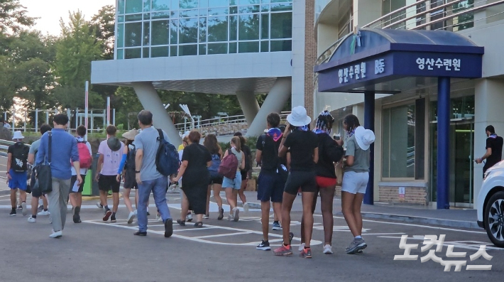 경기도 파주 영산수련원에 여장을 푼 잼버리대회 프랑스 참가자들이 자체 일정을 진행하기위해 이동하고 있다. 