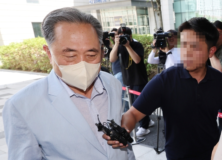 새마을금고중앙회의 펀드 출자 과정에서 금품을 수수한 의혹을 받는 박차훈 새마을금고중앙회장이 8일 오후 구속 전 피의자 심문(영장심사)을 받기 위해 서울동부지법으로 들어서고 있다. 연합뉴스