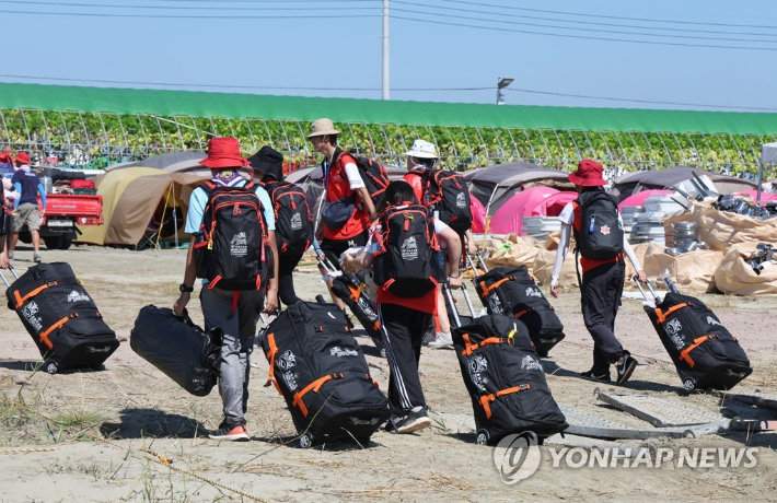 (부안=연합뉴스) 나보배 기자 = 8일 오전 전북 부안군 새만금 세계스카우트 잼버리 야영지에서 홍콩 스카우트 대원들이 짐을 챙겨 잼버리 야영지를 떠나고 있다. 2023.8.8 warm@yna.co.kr 연합뉴스