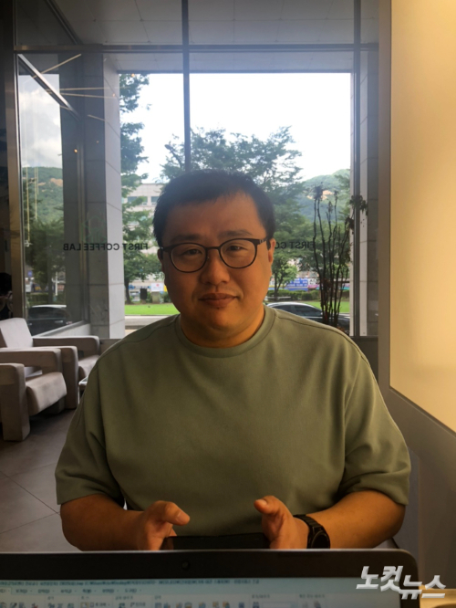 지난달 26일 경기 시흥 신천연합병원 근처 카페에서 CBS노컷뉴스와 인터뷰 중인 조병욱 소아청소년과 진료과장. 조 과장은 인천광역시의사회 총무이사도 맡고 있다. 이은지 기자