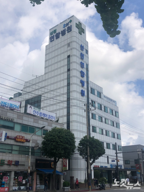 소아전문응급의료센터인 대구 칠곡경북대병원에서 1년간 근무한 조병욱 소아청소년과장은 현재 소속된 신천연합병원에서 중증도 있는 환자들을 더 많이 봤다고 말한다. 다만 2차 의료기관인 신천병원은 '배후진료' 문제로 소아 응급실을 별도로 두기는 어려운 상태다. 이은지 기자