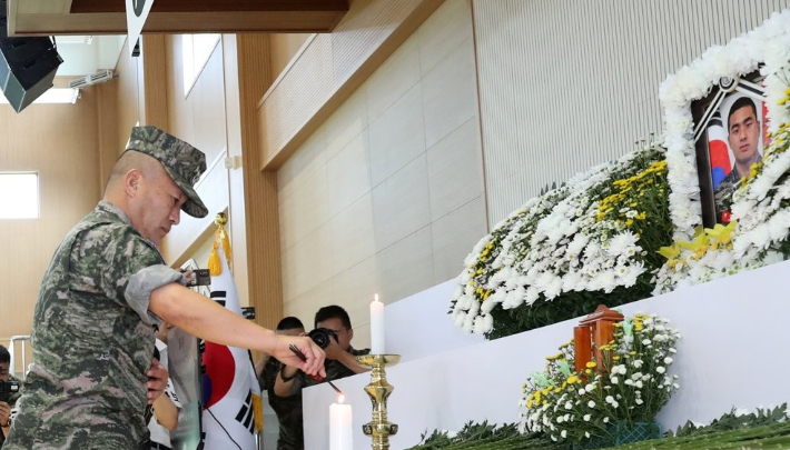 경북 예천 실종자 수색에 투입됐다가 숨진 고 채수근 상병 분향소가 마련된 포항 해병대 1사단 내 김대식관에서 김계환 해병대 사령관이 분향하고 있다. 연합뉴스