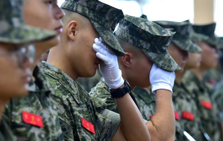 경북 포항 해병대 1사단 체육관인 '김대식관'에서 열린 고 채수근 상병 영결식에서 해병대원이 눈물을 흘리고 있다. 연합뉴스
