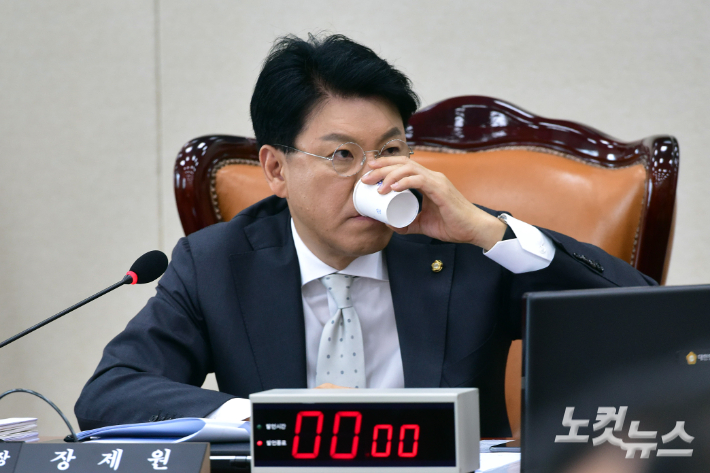 26일 서울 여의도 국회에서 열린 과학기술정보방송통신위원회 전체회의에 야당 의원들이 불참한 가운데 장제원 위원장이 물을 마시고 있다. 윤창원 기자