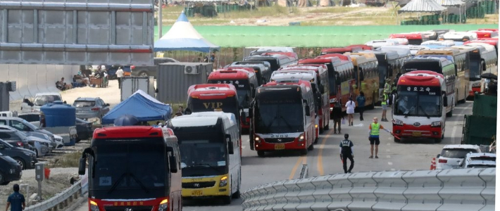 2023 새만금 세계스카우트 잼버리 대원들을 태운 버스가  8일 전북 부안군 잼버리 야영장을 떠나고 있다. 연합뉴스