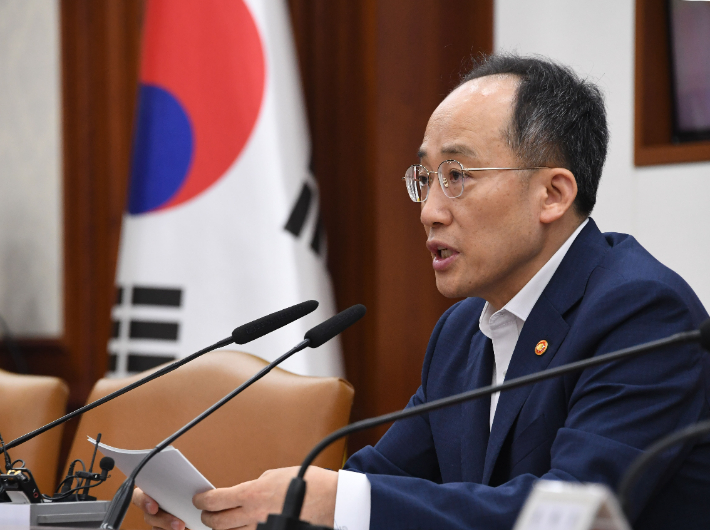 추경호 경제부총리 겸 기획재정부 장관이 9일 정부서울청사에서 '비상경제장관회의 겸 수출투자대책회의'를 주재하고 있다. 기재부 제공