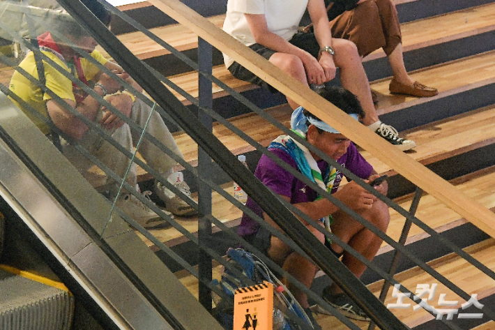 2023 새만금 세계 스카우트 잼버리에서 조기 퇴영한 스카우트 대원들이 7일 서울 강남구 코엑스몰에서 시간을 보내고 있다. 박종민 기자