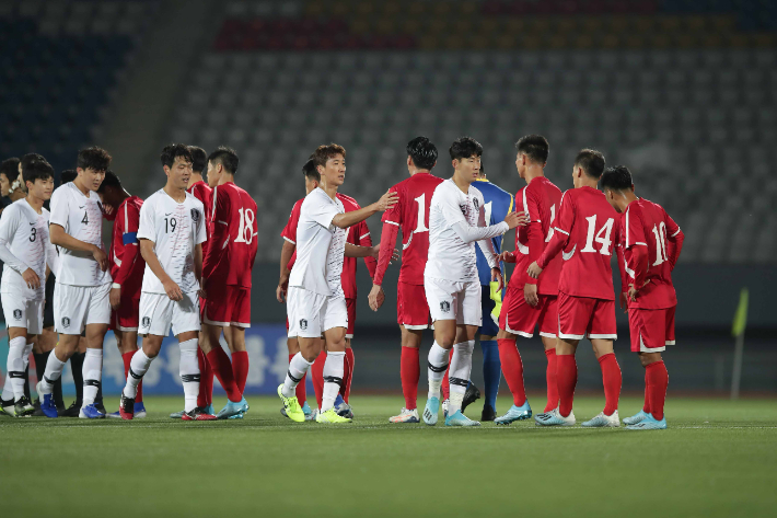 2019년 월드컵 아시아 2차 예선에서 맞붙은 한국과 북한 자료사진. 대한축구협회