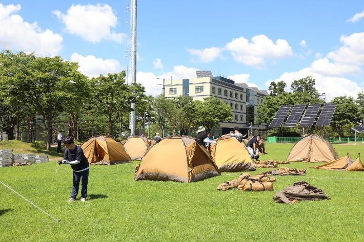 GS건설이 '엘리시안 러닝센터' 축구장에 잼버리 참가자를 위한 텐트를 설치하는 모습. 연합뉴스