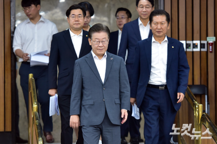 더불어민주당 이재명 대표가 9일 서울 여의도 국회에서 열린 후쿠시마 원전오염수 해양투기 저지를 위한 UN인권이사회 진정서 서명식 및 확대간부회의에 참석하고 있다. 윤창원 기자