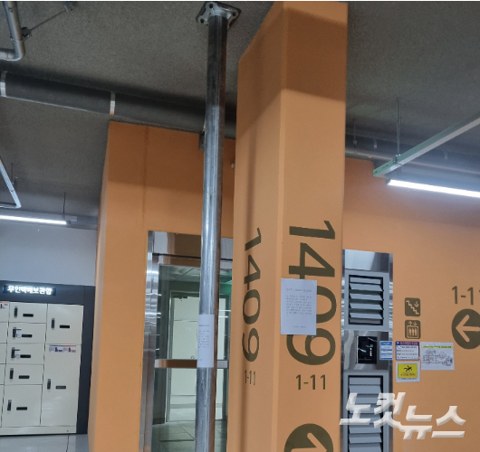 아산 탕정 14단지 지하주차장 기둥에 본격적인 보강공사에 앞서 입주민들의 안전에 대비하기 위한 임시 가시설이 설치된 모습. 인상준 기자