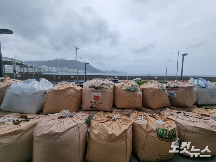 태풍 카눈 북상을 앞둔 9일 부산 서구 송도해수욕장 인근 아파트 앞에 모래주머니를 쌓아 월파에 대비한 모습. 김혜민 기자