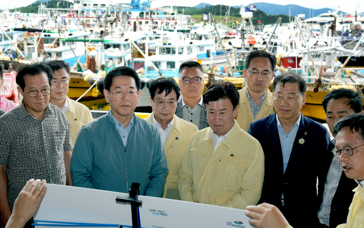 김영록 전라남도지사가 9일 제6호 태풍 '카눈' 북상에 따른 해안시설 대비현장을 점검하기 위해 여수 국동항을 방문, 현황을 청취하고 항만을 둘러보며 "사전 예방활동에 철저히 해줄 것"을 당부하고 있다. 전라남도 제공 