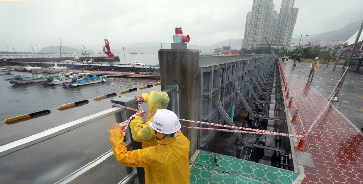 제6호 태풍 '카눈'이 북상 중인 9일 오후 경남 창원시 마산합포구 마산어시장 일대에 차수벽(기립식 방조벽)이 작동하고 있다. 연합뉴스