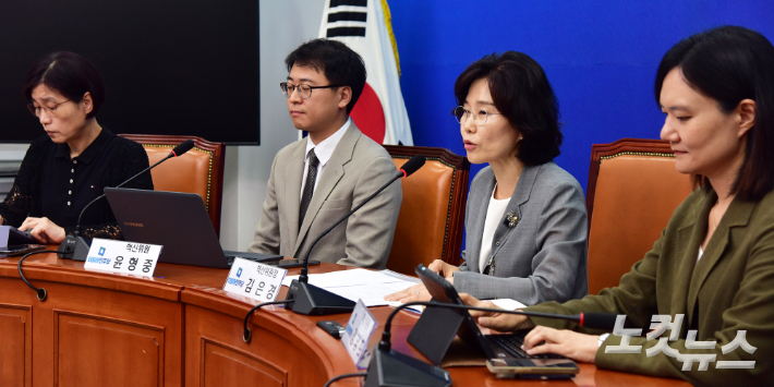 더불어민주당 김은경 혁신위원장이 지난달 12일 서울 여의도 국회에서 열린 기자간담회에서 발언을 하고 있다. 윤창원 기자