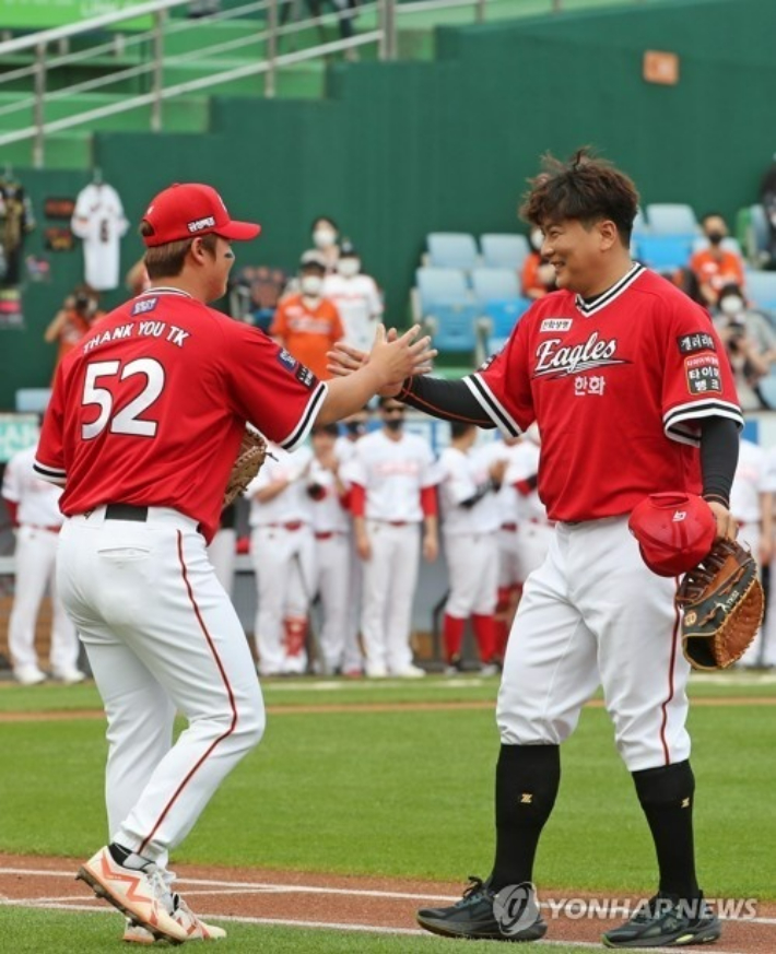 2020년 김태균(오른쪽)의 은퇴 당시 한화 후배 노시환과 하이파이브를 하는 모습. 연합뉴스