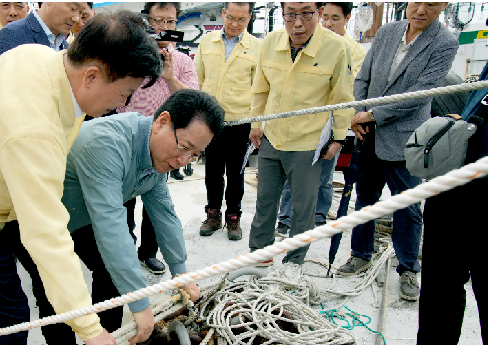 김영록 전남지사가 여수 국동항에서 선박 밧줄을 잡아보며 결박 상태를 확인하고 있다. 전남도 제공