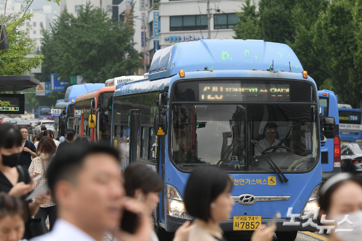 서울 시내버스 운행 모습. 박종민 기자