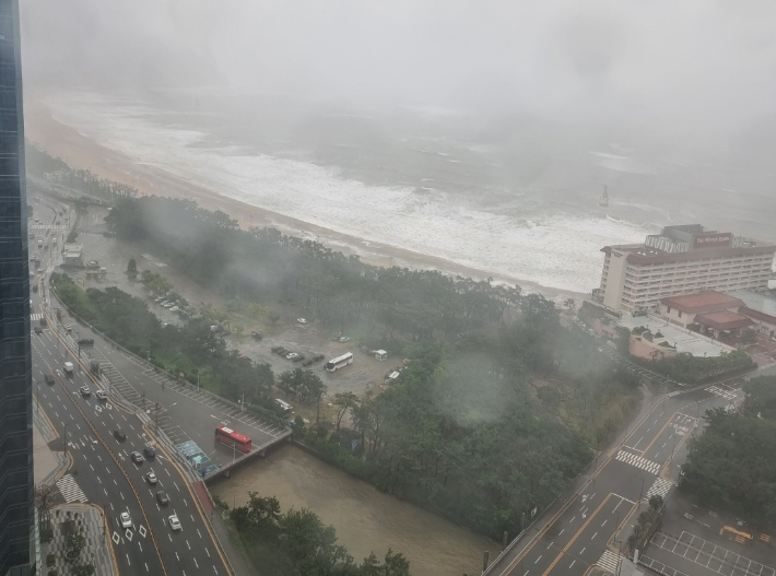 10일 오전 태풍 카눈의 영향으로 부산 해운대해수욕장에 대형 파도가 밀려오고 있다. 독자 제공
