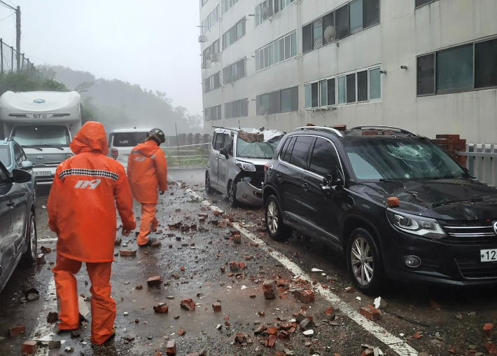 거제 아파트 차량 파손. 경남소방본부 제공