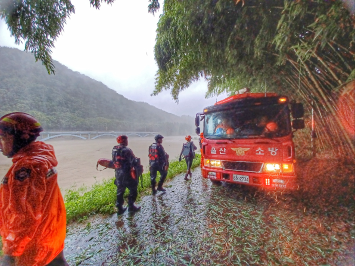 10일 오전 9시26분쯤 "강물에 사람이 떠내려 가는 것 같다"는 신고가 접수돼 소방대원들이 중구 다운동 태화강 일원에서 수색작업을 벌이고 있다. 울산소방본부 제공