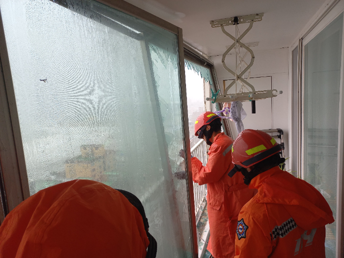 10일 오전 울산 동구의 한 아파트 유리창이 강풍에 파손돼 소방대원이 현장을 수습하고 있다. 울산소방본부 제공