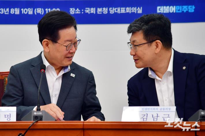 대화하는 이재명 대표-김정근 민생연석회의 공동의장