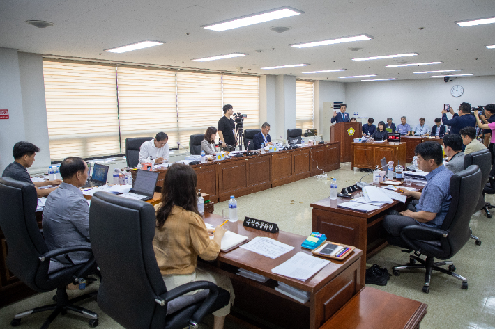 군산시의회가 지난 8일 군산시민발전주식회사 대표 후보에 대한 인사청문을 진행하고 있다. 군산시의회 제공