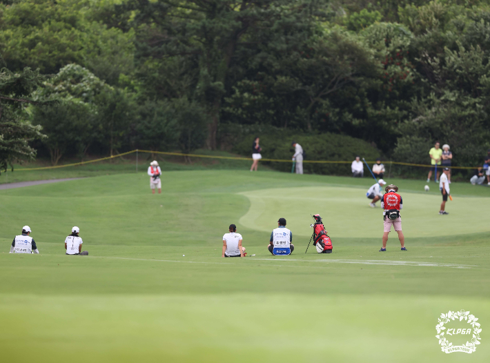 두산건설 위브 챔피언십 1라운드 10번 홀에서 세컨드샷 대기 중인 선수들. KLPGA 제공