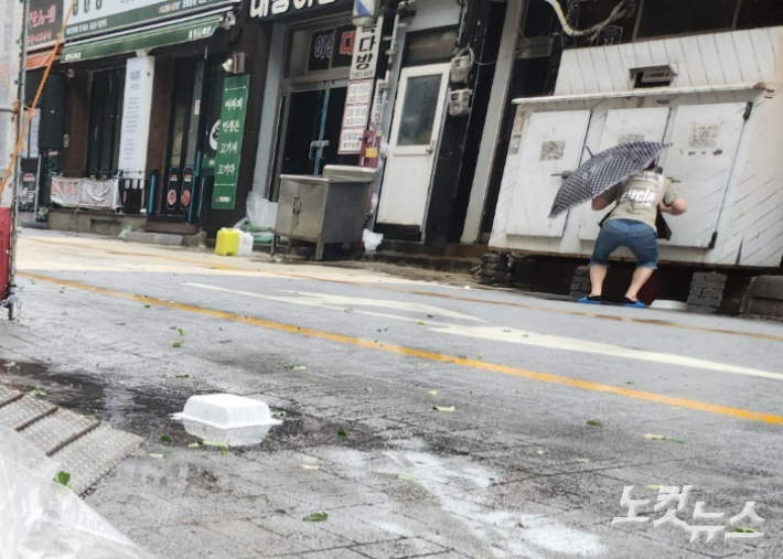 제6호 태풍 '카눈'의 영향으로 비바람이 강하게 불면서 출근길에 나선 시민이 힘겹게 우산을 부여잡고 있다. 독자 제공 