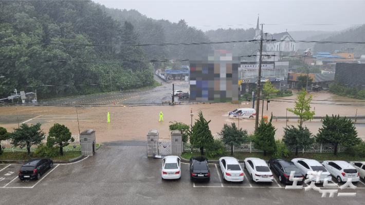 10일 오전 강릉시 법원 앞 7번 국도가 침수되면서 경찰에 통행을 차단하고 있다. 전영래 기자