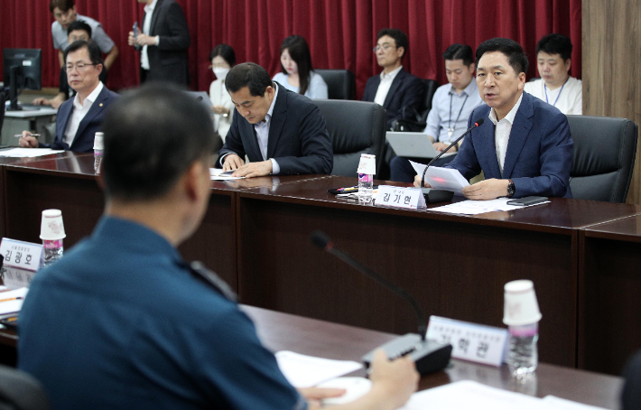 국민의힘 김기현 대표가 7일 마포구 서울경찰청 강력범죄수사대에서 강력범죄 대책 간담회를 하고 있다. 연합뉴스 