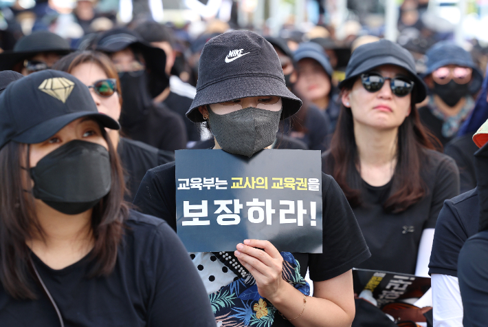 공교육정상화교육주체연대 관계자들이 지난 8일 오후 세종시 정부세종청사 교육부앞에서 공교육 정상화 촉구 집회를 열고 있다. 연합뉴스 