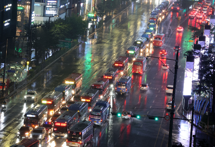 제6호 태풍 '카눈'이 북상해 수도권에 근접한 10일 오후 서울 강남역사거리 버스전용차로가 정체되고 있다. 연합뉴스