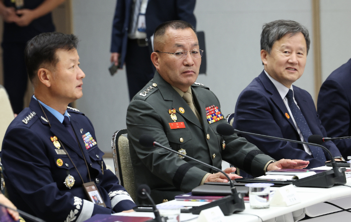 김계환 해병대사령관(가운데)이 지난 8일 서울 용산 대통령실 청사에서 열린 국방혁신위원회 2차 회의에 참석하고 있다. 연합뉴스