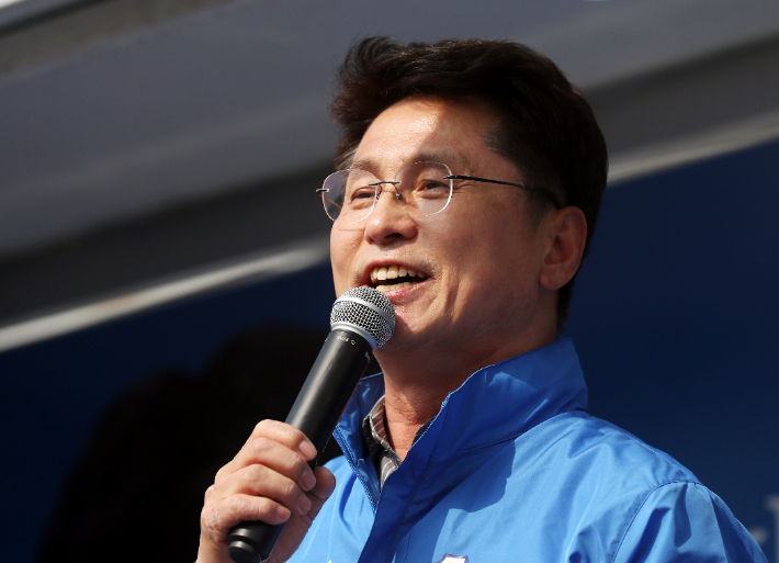 '돈봉투' 조택상 前인천부시장 소환…"검찰 헛발질" 부인