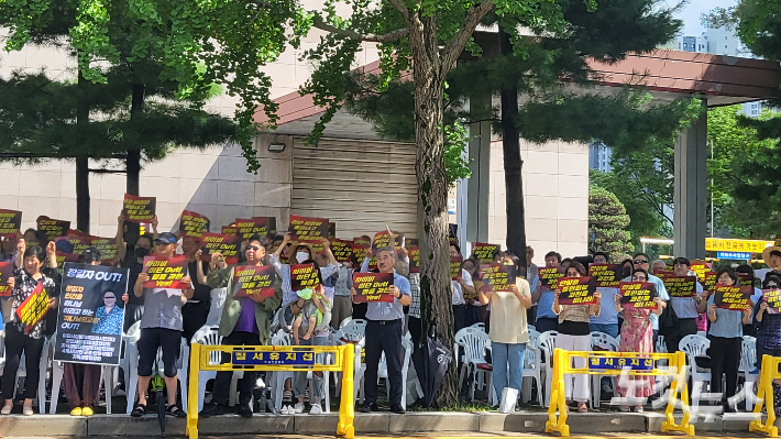 이단사이비대책과천시민연대와 4개시(과천, 군포, 안양, 의왕) 기독교총연합회, 과천시입주자대표연합회 등이 26일 경기 과천시 과천시청 정문 앞에서 집회를 열고 과천시는 하나님의교회 건축을 불허하라고 촉구했다. 정용현 기자