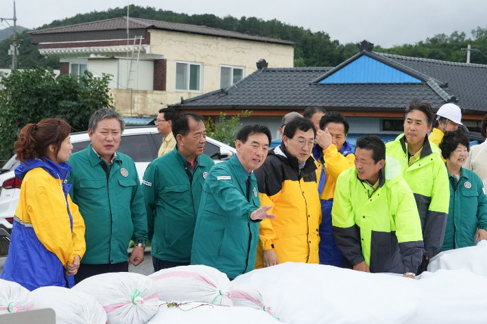 주낙영 경주시장과 김석기 국회의원이 내남 이조천 현장을 방문해 피해상황을 점검하고 있다. 경주시 제공