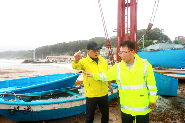 손병복 울진군수가 항포구를 점검하고 있다. 울진군 제공