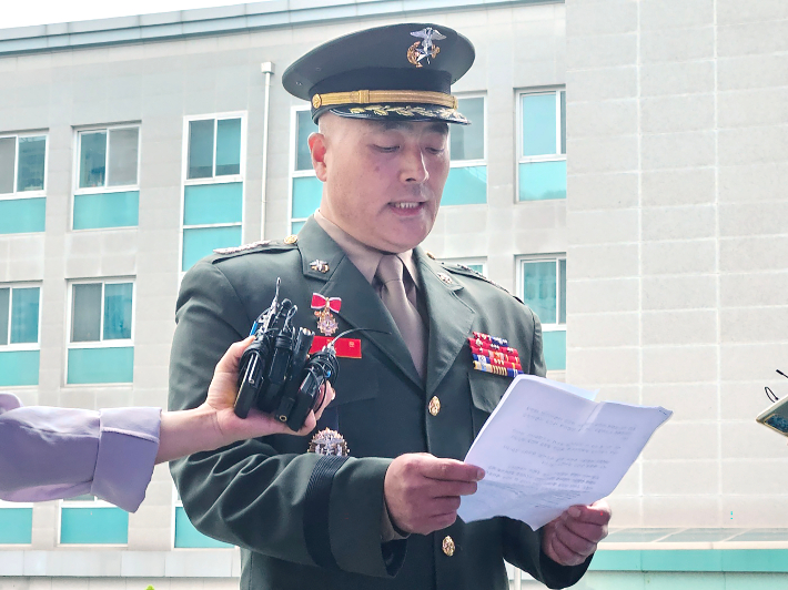 고(故) 채수근 상병 수사와 관련해 '집단항명 수괴' 혐의로 입건된 박정훈전 해병대 수사단장이 11일 서울 용산구 국방부 검찰단 앞에서 입장문을 읽고 있다. 연합뉴스