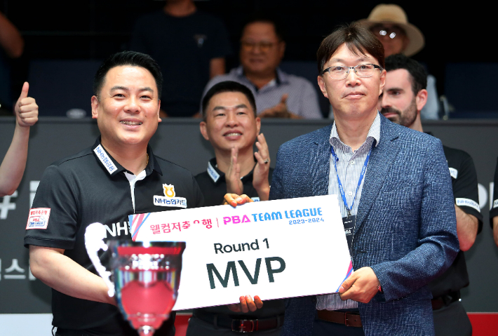 '웰컴저축은행 PBA 팀 리그 2023-2024' 1라운드 MVP에 선정된 조재호(왼쪽)과 PBA 장재홍 사무총장. PBA 