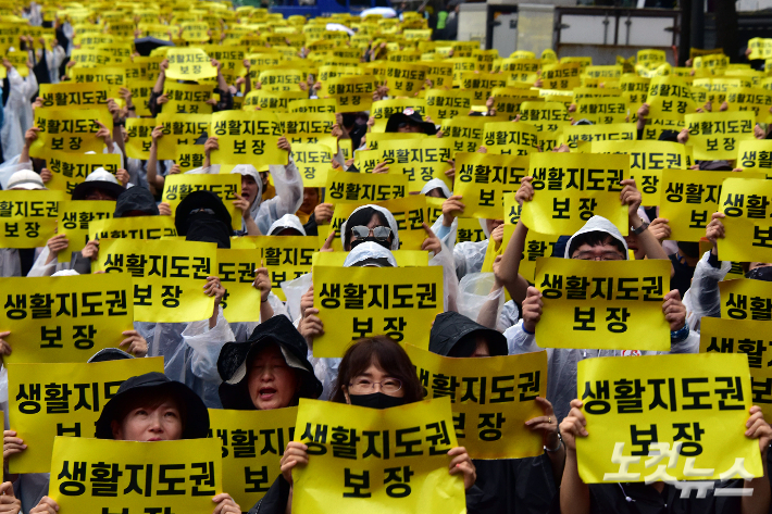 12일 서울 종각일대에서 전국교사모임이 서이초 교사 추모 및 교권 회복 촉구 집회를 열고 아동복지법 개정과 생활지도권 보장을 촉구하고 있다. 윤창원 기자